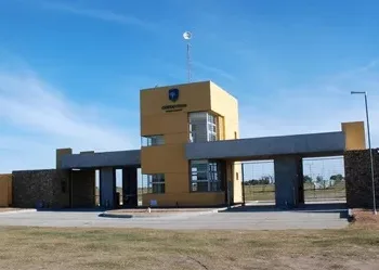Tres delincuentes maniataron, golpearon y le robaron a una pareja en su vivienda del barrio Costa Verde