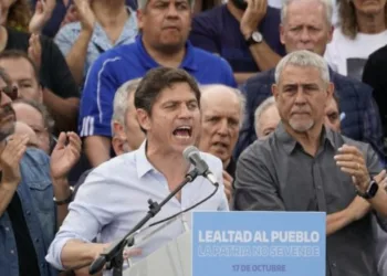 El kicillofismo sacó sus intendentes a la cancha: 44 firmas a favor de desdoblar las elecciones