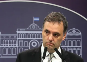El botón «silenciador» que quiere implementar Adorni para las conferencias de prensa