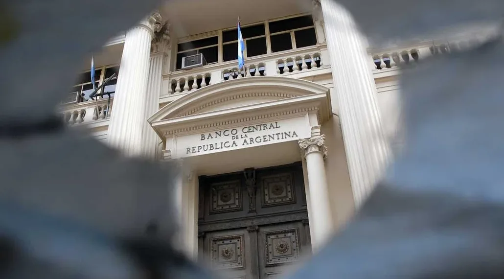 El Banco Central volvió a vender, pero el dólar blue superó los $1.300