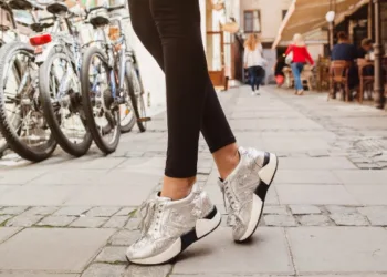 De la funcionalidad a la moda: La transformación del calzado urbano en la era moderna