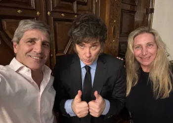 El Presidente celebró la aprobación del DNU para el acuerdo con el FMI junto a Caputo y Karina Milei