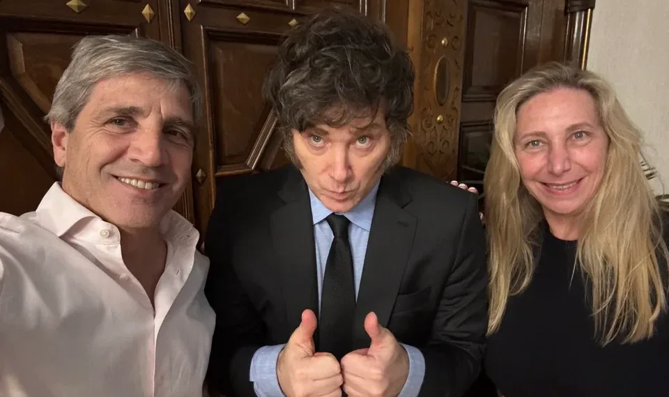 El Presidente celebró la aprobación del DNU para el acuerdo con el FMI junto a Caputo y Karina Milei