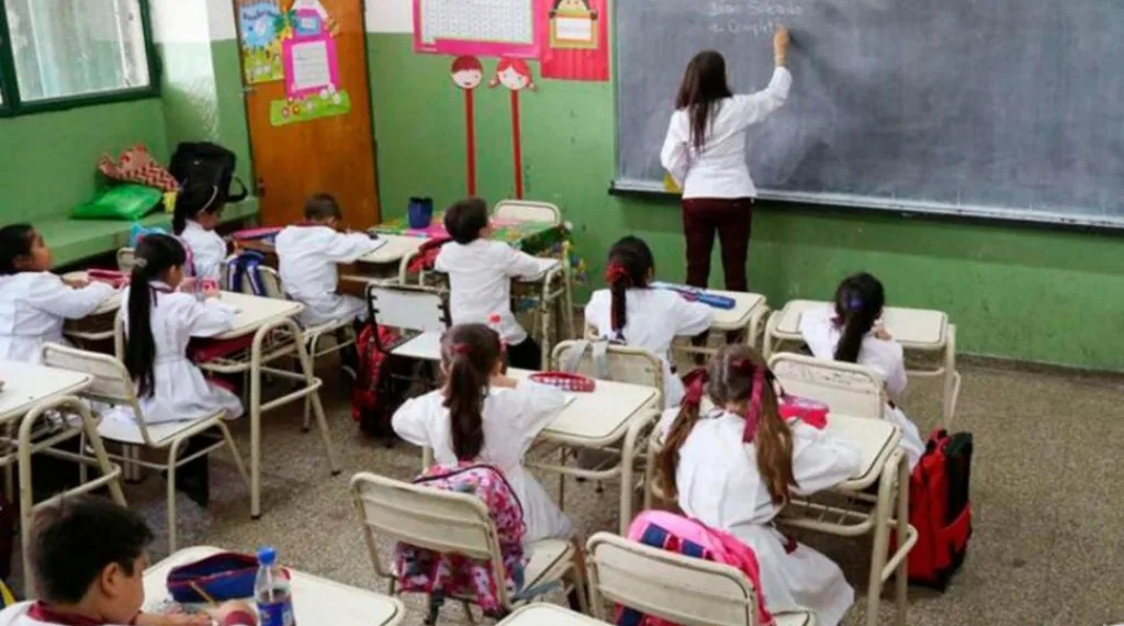 El Gobierno fijó el sueldo mínimo de maestros en $500.000 sin el aval de los gremios