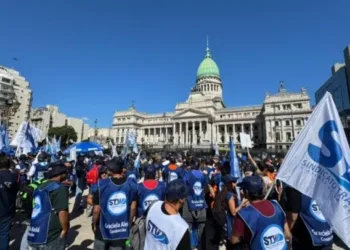 Marcha de jubilados: los gremios del  transporte se suman a los hinchas de clubes