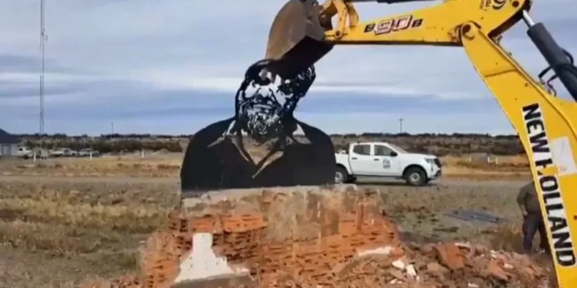 El intendente de Río Gallegos, tras la destrucción del monumento de Osvaldo Bayer