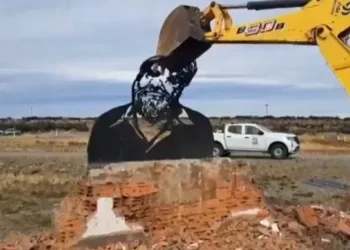 El intendente de Río Gallegos, tras la destrucción del monumento de Osvaldo Bayer