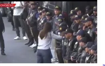 Victoria Villarruel saludó a efectivos de la Policía apostados en el Congreso