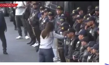 Victoria Villarruel saludó a efectivos de la Policía apostados en el Congreso