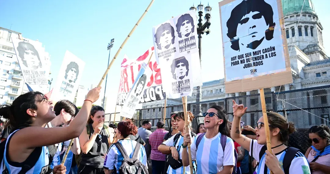 Jubilados y militantes opositores marcharon al Congreso, sin los desmanes de la semana anterior