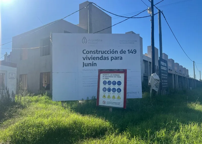 Denuncian “abandono y destrucción” en la obra de las 149 viviendas