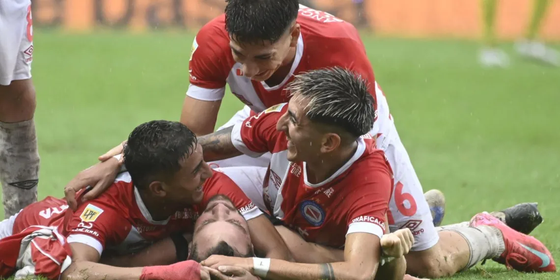 Argentinos Juniors venció a Instituto y subió a la cima de su grupo