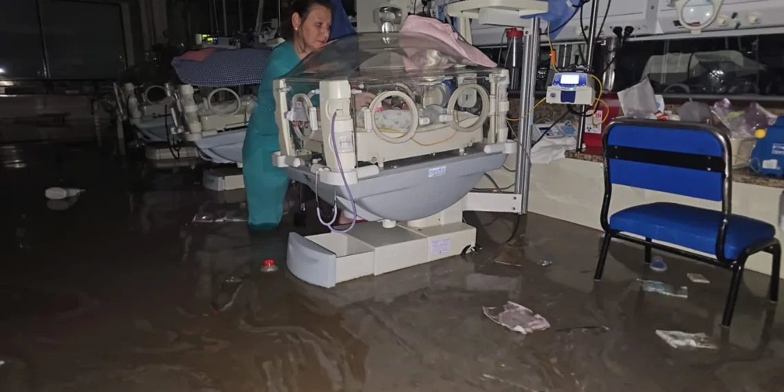Violento temporal en Bahía Blanca: destrozos, más de 40 familias evacuadas y suspensión de clases
