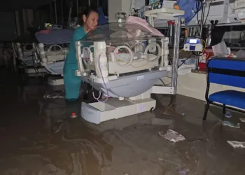 Violento temporal en Bahía Blanca: destrozos, más de 40 familias evacuadas y suspensión de clases