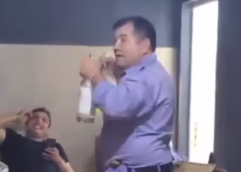 Chaco: un comisario y un subcomisario fueron grabados tomando alcohol dentro de una comisaría