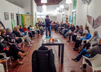 Charla sobre consumo problemático en un Centro de Día local