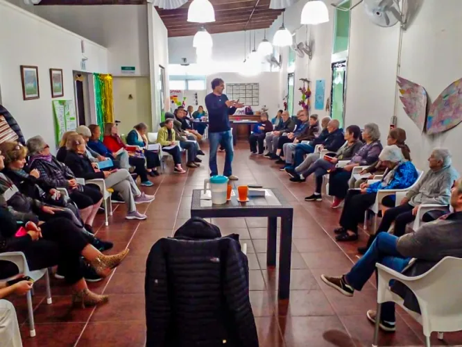 Charla sobre consumo problemático en un Centro de Día local