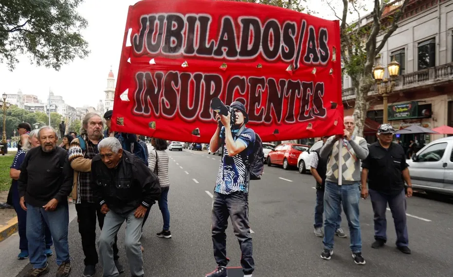 Marcha de los jubilados de los miércoles: otra vez incidentes en el Congreso