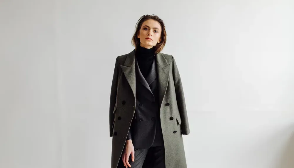 Ni suéteres ni chaqueta de cuero: la tendencia de abrigos livianos pero sofisticados