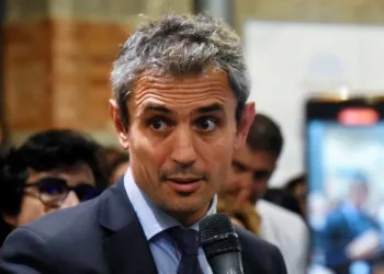 Sesión caliente en Diputados: cruce entre Menem y Casas, que le gritó «caradura» a Guillermo Francos