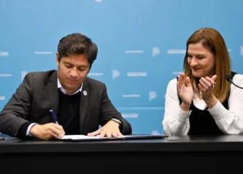 Registro de Deudores Alimentarios: Kicillof promulgó la Ley 15.520 para garantizar derechos de mujeres y niños