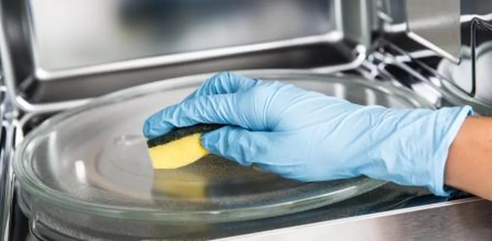 Trucos de limpieza para dejar el microondas como nuevo