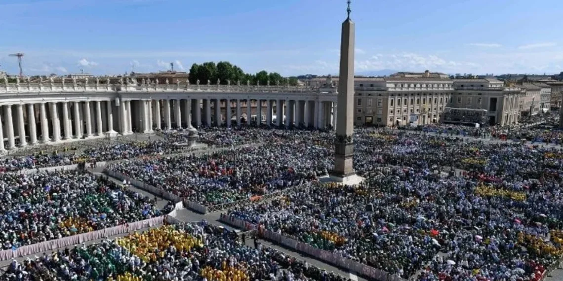Jóvenes desbordaron la Plaza San  Pedro en la misa de luto por el Papa