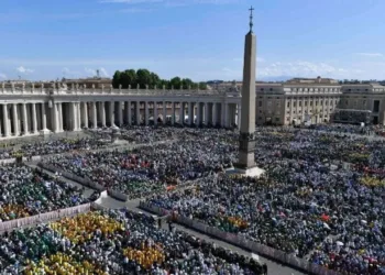 Jóvenes desbordaron la Plaza San  Pedro en la misa de luto por el Papa