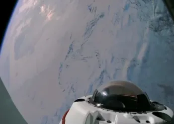 Estados Unidos lanzó la primera misión  tripulada a las regiones polares de la Tierra