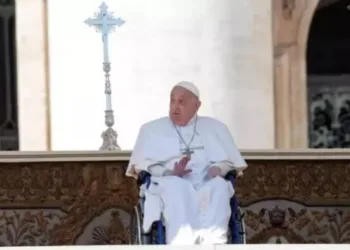 “Feliz domingo a todos”: el Papa apareció por sorpresa en la Plaza de San Pedro