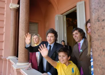 Casa Rosada: un niño de 10 años fanático de Javier Milei conoció al Presidente y lo abrazó entre lágrimas