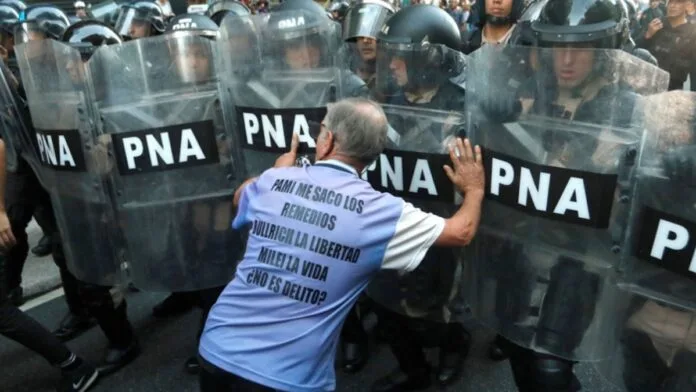 Jubilados: nuevo miércoles de tensión frente al Congreso, con otro trabajador de prensa herido