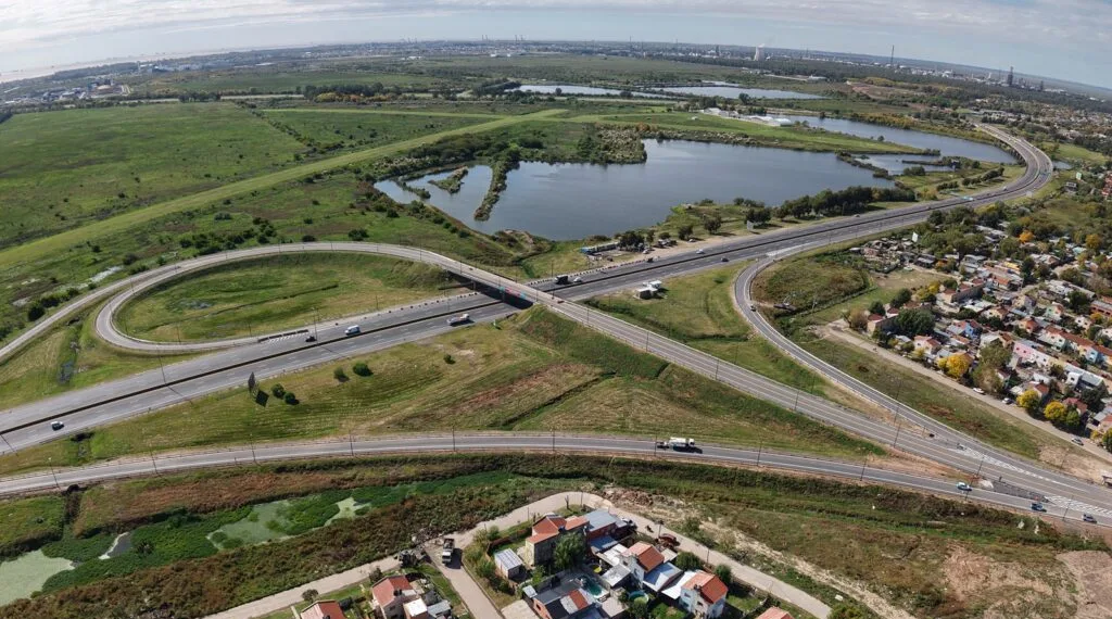 Axel Kicillof inauguró la nueva bajada en la Avenida 520 de la Autopista Buenos Aires – La Plata