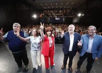 Con apoyo de intendentes y legisladores, el kirchnerismo presiona a Kicillof