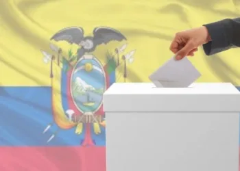 Cerraron los comicios en Ecuador y se inicia un escrutinio que se prevé muy ajustado