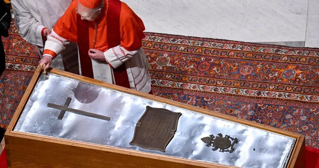Una cruz, el escudo del Vaticano y una placa con el nombre de Francisco: así quedó cerrado el féretro del papa