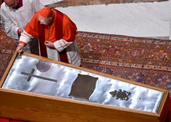 Una cruz, el escudo del Vaticano y una placa con el nombre de Francisco: así quedó cerrado el féretro del papa