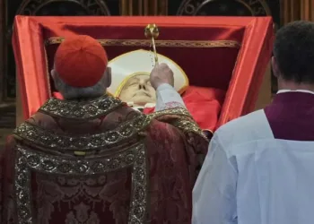 La solemne oración del camarlengo Kevin Farrell