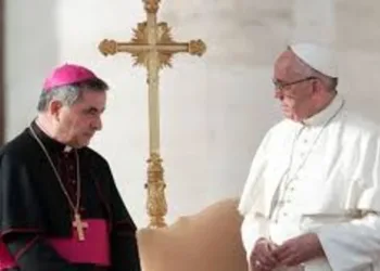 Un cardenal suspendido por el papa Francisco exige participar en el cónclave