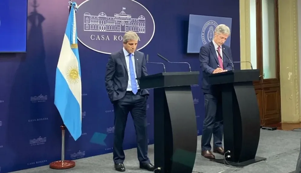 El Gobierno anunció que el lunes se levanta el cepo cambiario con un dólar de hasta $1.400