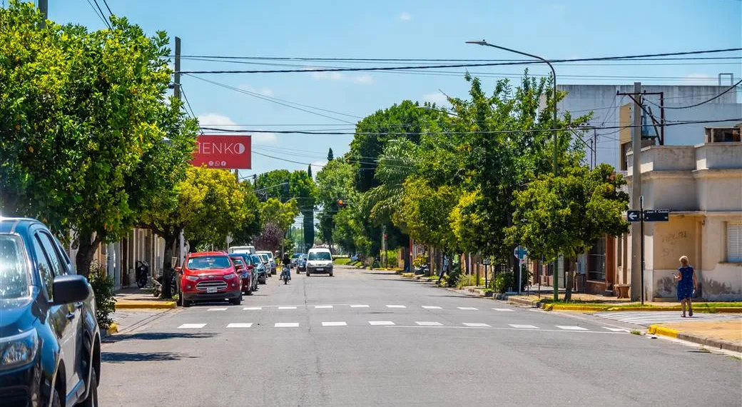 Piden habilitar el estacionamiento sobre la vereda norte en calle Arias