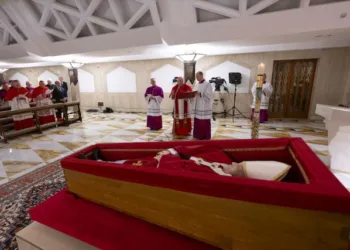 El Vaticano difundió las primeras imágenes del féretro del papa Francisco