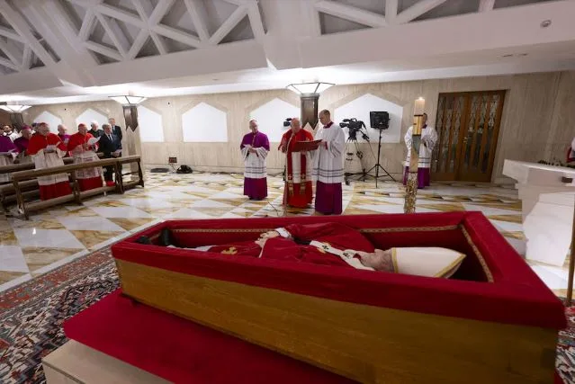 El Vaticano difundió las primeras imágenes del féretro del papa Francisco