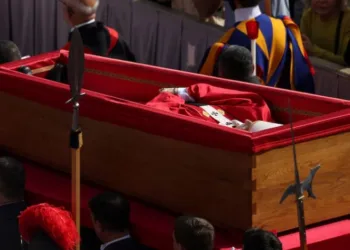 Miles de fieles comenzaron a ingresar a la Basílica de San Pedro para darle el último adiós al papa Francisco