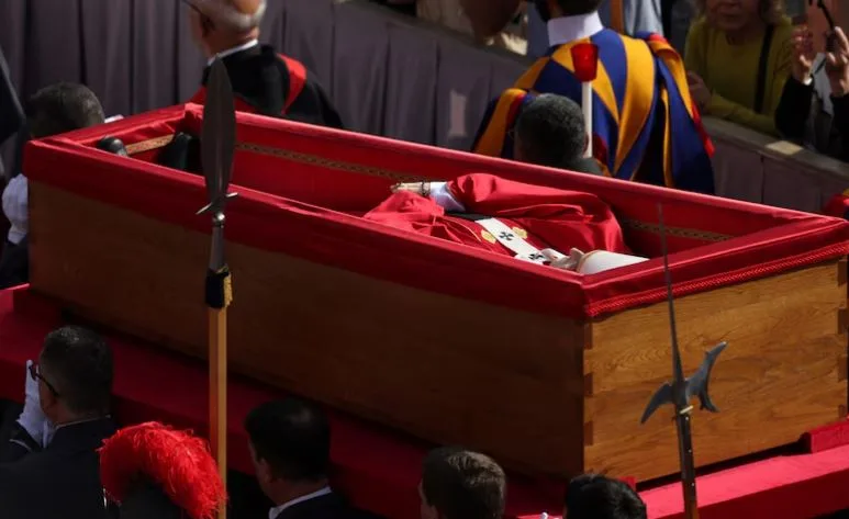 Miles de fieles comenzaron a ingresar a la Basílica de San Pedro para darle el último adiós al papa Francisco