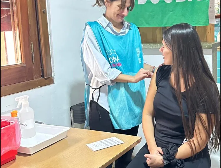 Afiliados a IOMA se vacunan contra la gripe en la sede de UDOCBA