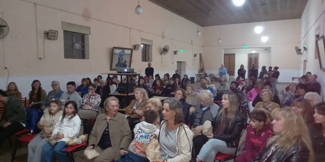 Se proyectó el film “Honrar la vida” en Agustín Roca