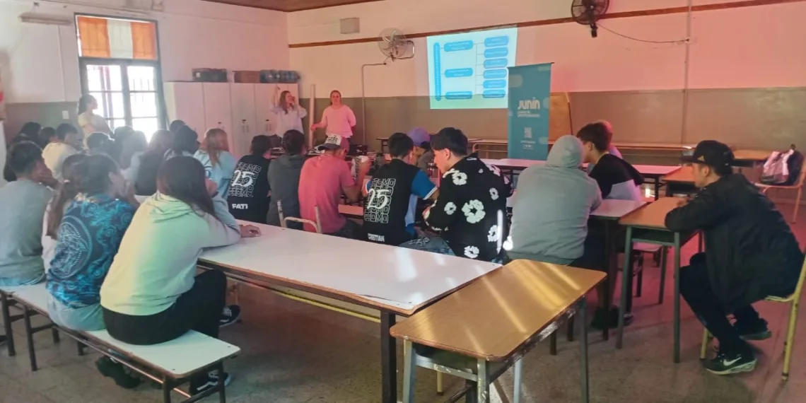 Estudiantes de la Escuela Secundaria de Saforcada recibieron una charla sobre empleo y emprendedurismo