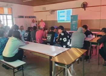 Estudiantes de la Escuela Secundaria de Saforcada recibieron una charla sobre empleo y emprendedurismo