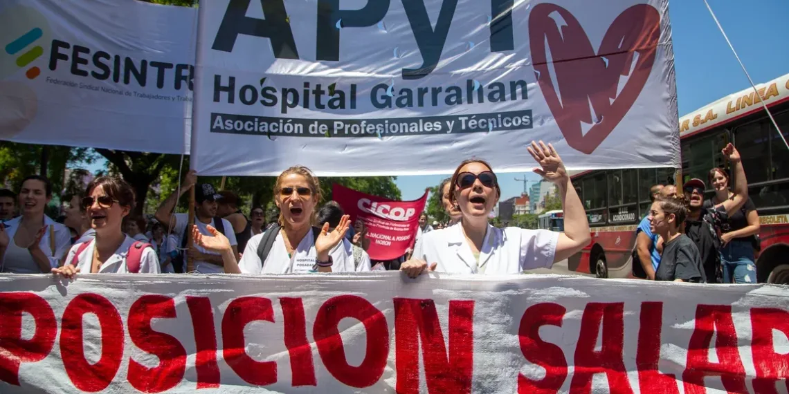 Los hospitales Garrahan, Bonaparte y Clínicas redujeron la atención de pacientes y aumentaron las renuncias